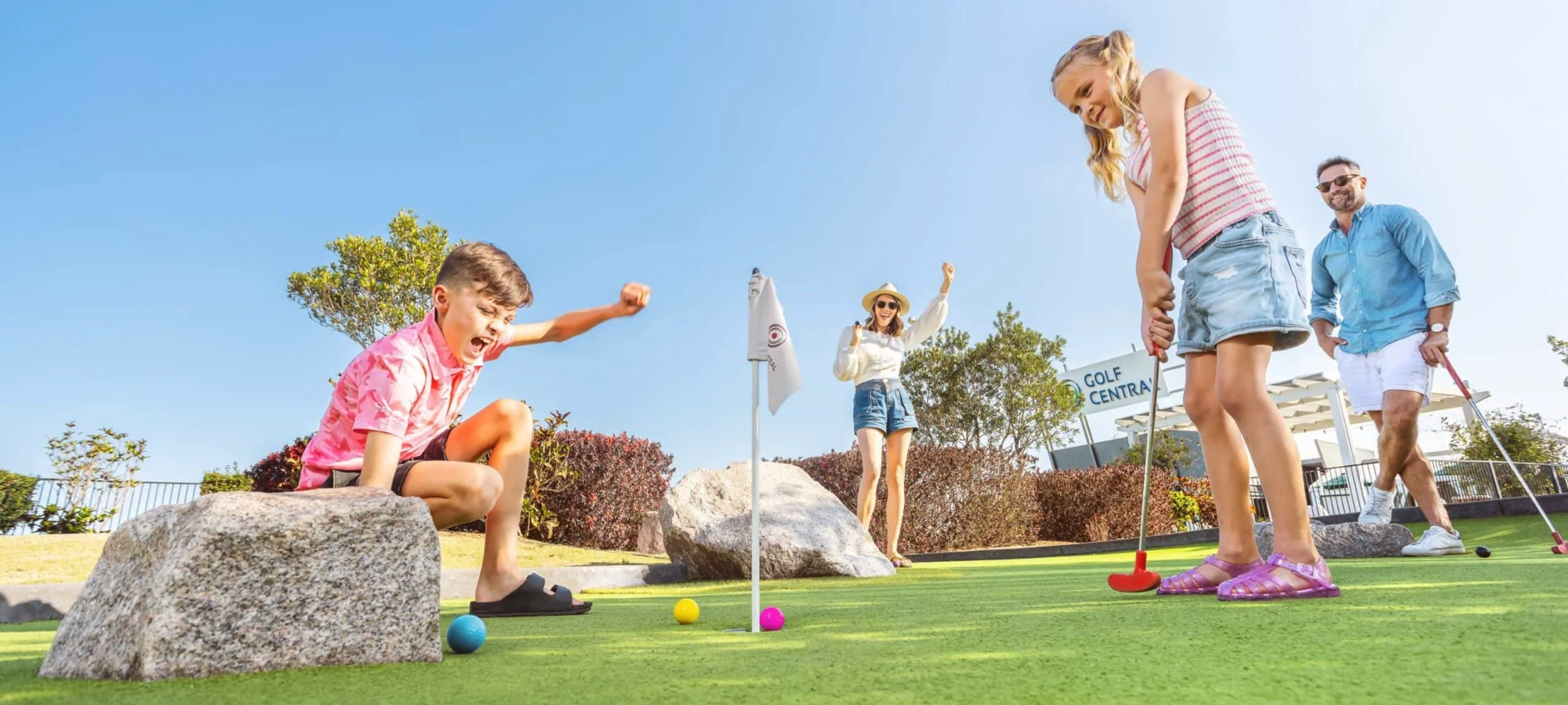 Mini golf and the cafe at City Golf Gordon